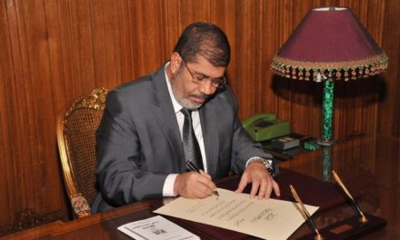 نجل الرئيس مرسي: محاولات قتل والدي تتم على قدم وساق
