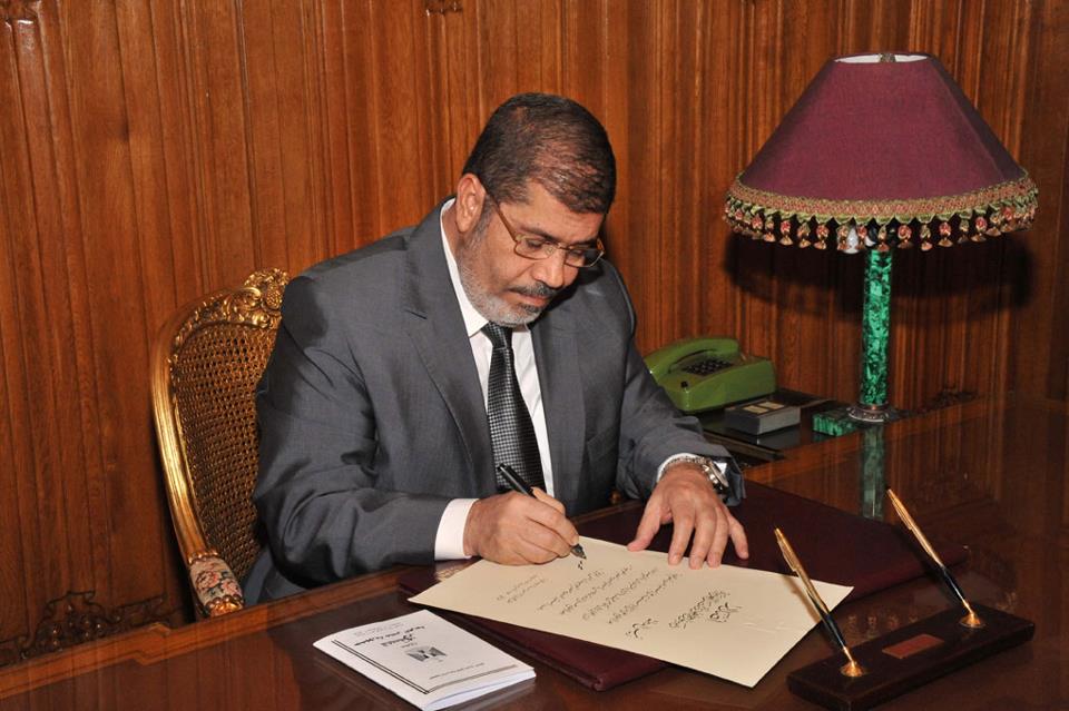 نجل الرئيس مرسي: محاولات قتل والدي تتم على قدم وساق