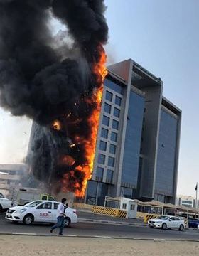 السعودية .. شاهد اندلاع النيران بمبنى النيابة العامة بالدمام