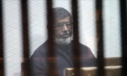 الرئيس مرسي للمحكمة: حالتي الصحية حرجة ولا أرى بعيني اليسرى