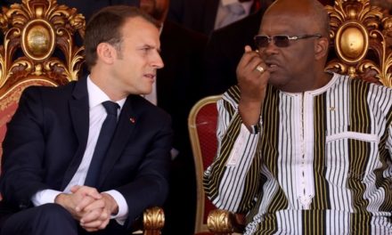 ماكرون يدافع عن مزحة “تكييف الهواء” مع رئيس بوركينا فاس