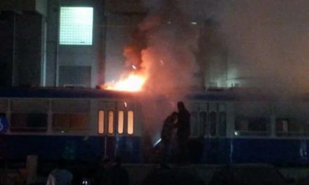 حريق بترام الرمل في الإسكندرية .. والنقل العام : أُلقِيَ عليه جسمٌ مشتعلٌ