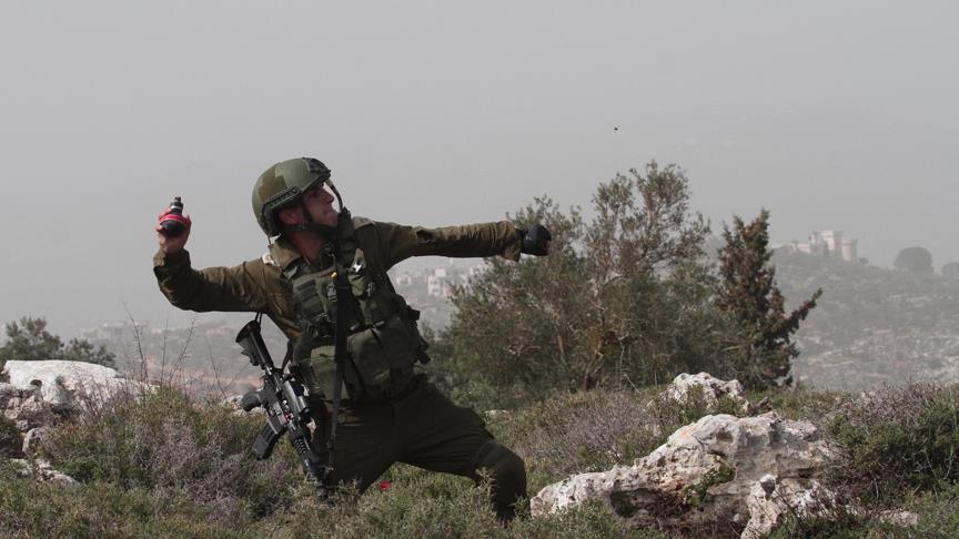 جيش الكيان الصهيوني يلقي قنبلة صوتية تجاه زوجين فلسطينيين ورضيعهما