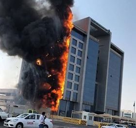 السعودية .. شاهد اندلاع النيران بمبنى النيابة العامة بالدمام